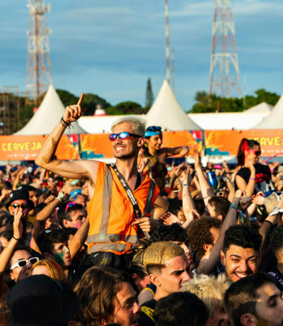 How to Safely Navigate Crowded Hubs and Events
